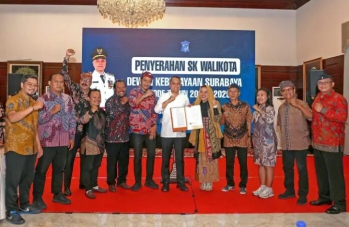 Wali Kota Surabaya, Eri Cahyadi, resmi menyerahkan Surat Keputusan (SK) Dewan Kebudayaan Surabaya periode 2026-2029 di Rumah Dinas Wali Kota Surabaya, Jumat (15/5/2026) malam.