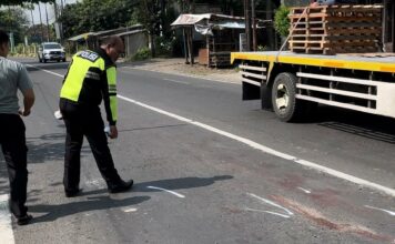 Seorang pelajar asal Surabaya tewas setelah motor yang ditumpanginya bertabrakan dengan truk KDMP di Mojokerto.