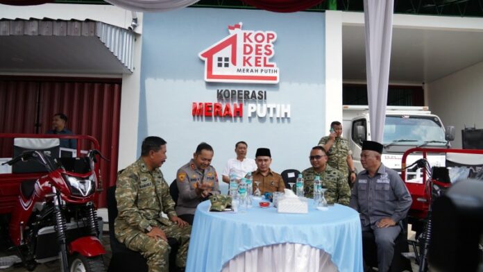 Di Kabupaten Mojokerto, peresmian operasional KDKMP dipusatkan di Desa Seduri, Kecamatan Mojosari. Kegiatan itu dihadiri Dandim 0815/Mojokerto Letkol Inf Abi Swanjoyo bersama jajaran Forkopimda Mojokerto Raya.