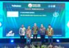 William Yaury COO PT Sun Paper Source memegang trofi TOP CSR Awards 2026