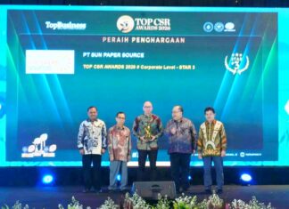 Integrasikan ESG dalam Strategi Bisnis Global, PT Sun Paper Source Raih Penghargaan Bergengsi TOP CSR Awards 2026 William Yaury COO PT Sun Paper Source memegang trofi TOP CSR Awards 2026
