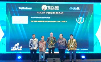 William Yaury COO PT Sun Paper Source memegang trofi TOP CSR Awards 2026