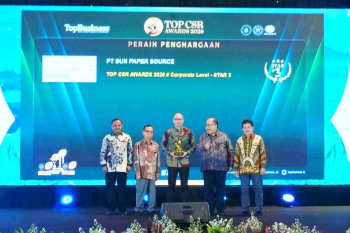 William Yaury COO PT Sun Paper Source memegang trofi TOP CSR Awards 2026