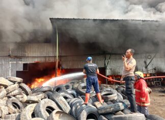 Gudang PT Indah Sentosa Ban Mojokerto Terbakar Hebat Saat Libur Idul Adha