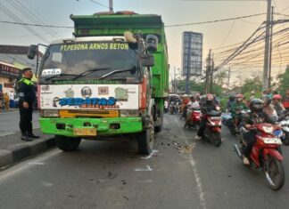 Kecelakaan di Mojokerto melibatkan motor Supra dan dua truk di Jalan Raya Brangkal, Sooko. Pengendara motor