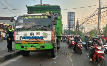 Kecelakaan di Mojokerto melibatkan motor Supra dan dua truk di Jalan Raya Brangkal, Sooko. Pengendara motor