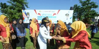 Ika Puspitasri di upacara Hardiknas 2026 Mojokerto