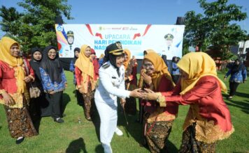 Ika Puspitasri di upacara Hardiknas 2026 Mojokerto