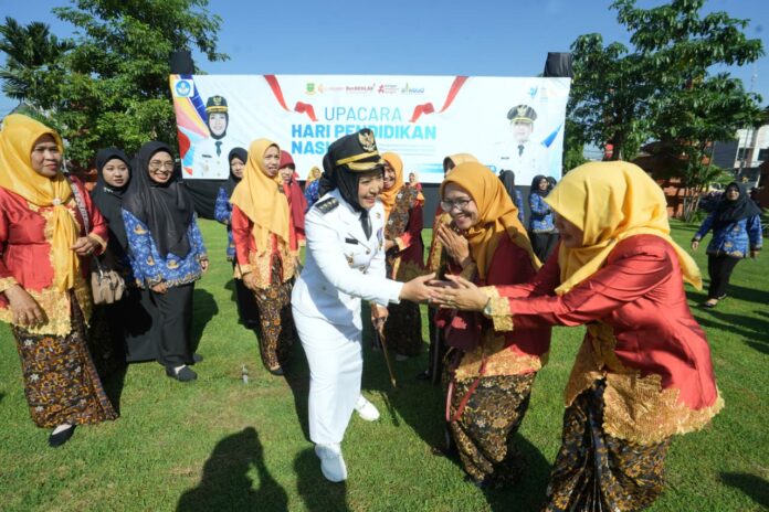 Ika Puspitasri di upacara Hardiknas 2026 Mojokerto