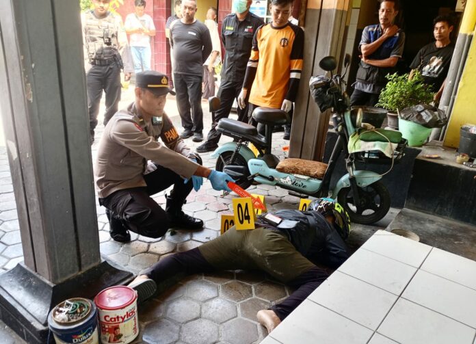penemuan pria meninggal di hotel tegalsari mojokerto saat evakuasi oleh petugas