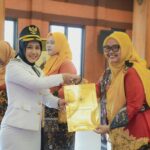 wali kota mojokerto ika puspitasari menyerahkan SK kepala sekolah baru hardiknas 2026 di balai kota mojokerto
