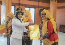 wali kota mojokerto ika puspitasari menyerahkan SK kepala sekolah baru hardiknas 2026 di balai kota mojokerto