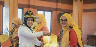 wali kota mojokerto ika puspitasari menyerahkan SK kepala sekolah baru hardiknas 2026 di balai kota mojokerto