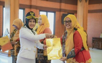 wali kota mojokerto ika puspitasari menyerahkan SK kepala sekolah baru hardiknas 2026 di balai kota mojokerto