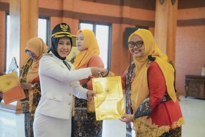 wali kota mojokerto ika puspitasari menyerahkan SK kepala sekolah baru hardiknas 2026 di balai kota mojokerto