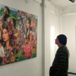 Pengunjung melihat pameran lukisan “JAMAN SEMONO” karya 16 perupa Surabaya di Galeri Prabangkara Taman Budaya Jawa Timur