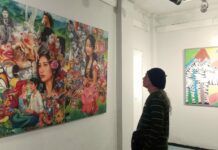 Pengunjung melihat pameran lukisan “JAMAN SEMONO” karya 16 perupa Surabaya di Galeri Prabangkara Taman Budaya Jawa Timur