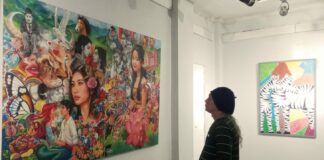 Pengunjung melihat pameran lukisan “JAMAN SEMONO” karya 16 perupa Surabaya di Galeri Prabangkara Taman Budaya Jawa Timur