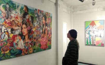 Pengunjung melihat pameran lukisan “JAMAN SEMONO” karya 16 perupa Surabaya di Galeri Prabangkara Taman Budaya Jawa Timur