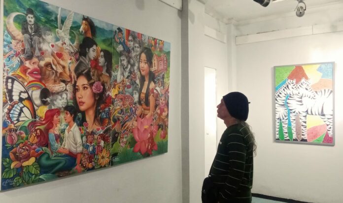 Pengunjung melihat pameran lukisan “JAMAN SEMONO” karya 16 perupa Surabaya di Galeri Prabangkara Taman Budaya Jawa Timur