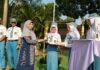 siswa SMAN 1 Kutorejo menerima penghargaan pada upacara Hardiknas 2026 di Mojokerto