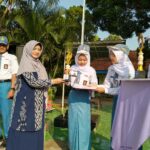 siswa SMAN 1 Kutorejo menerima penghargaan pada upacara Hardiknas 2026 di Mojokerto