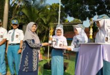 siswa SMAN 1 Kutorejo menerima penghargaan pada upacara Hardiknas 2026 di Mojokerto
