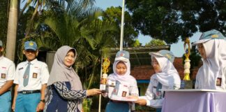 siswa SMAN 1 Kutorejo menerima penghargaan pada upacara Hardiknas 2026 di Mojokerto