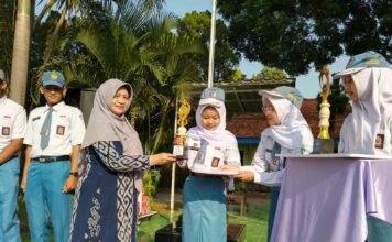 siswa SMAN 1 Kutorejo menerima penghargaan pada upacara Hardiknas 2026 di Mojokerto