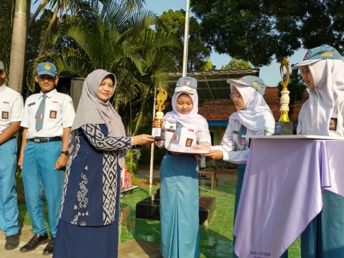 siswa SMAN 1 Kutorejo menerima penghargaan pada upacara Hardiknas 2026 di Mojokerto