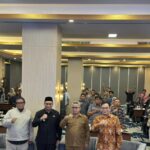 Wakil Bupati Mojokerto foto bersama peserta pelatihan desa wisata