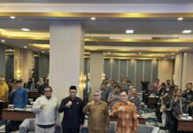 Wakil Bupati Mojokerto foto bersama peserta pelatihan desa wisata