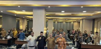 Wakil Bupati Mojokerto foto bersama peserta pelatihan desa wisata