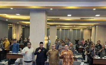 Wakil Bupati Mojokerto foto bersama peserta pelatihan desa wisata