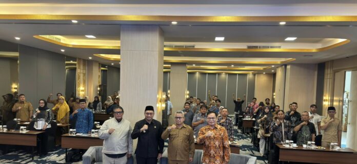 Wakil Bupati Mojokerto foto bersama peserta pelatihan desa wisata