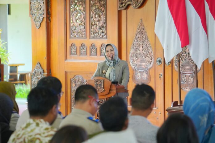 Wali Kota Mojokerto Ika Puspitasari saat pertemuan dengan IPPAT membahas sinergi peningkatan investasi dan PAD di Rumah Rakyat.