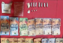 Tim Satresnarkoba Polres Mojokerto menangkap dua kakak beradik dengan barang bukti ribuan pil double L hasil penggerebekan di rumah