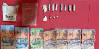 Tim Satresnarkoba Polres Mojokerto menangkap dua kakak beradik dengan barang bukti ribuan pil double L hasil penggerebekan di rumah