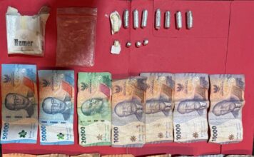 Tim Satresnarkoba Polres Mojokerto menangkap dua kakak beradik dengan barang bukti ribuan pil double L hasil penggerebekan di rumah