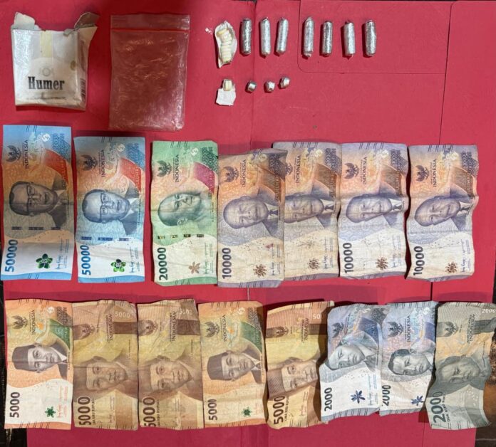 Tim Satresnarkoba Polres Mojokerto menangkap dua kakak beradik dengan barang bukti ribuan pil double L hasil penggerebekan di rumah