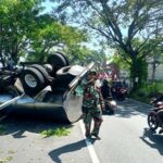 Truk tangki air isi ulang terguling di Jalan Raya Dlanggu Mojokerto setelah menabrak pohon di tepi jalan.