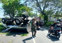 Truk tangki air isi ulang terguling di Jalan Raya Dlanggu Mojokerto setelah menabrak pohon di tepi jalan.
