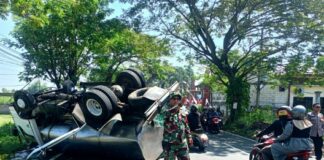 Truk tangki air isi ulang terguling di Jalan Raya Dlanggu Mojokerto setelah menabrak pohon di tepi jalan.