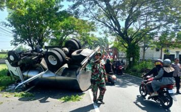 Truk tangki air isi ulang terguling di Jalan Raya Dlanggu Mojokerto setelah menabrak pohon di tepi jalan.