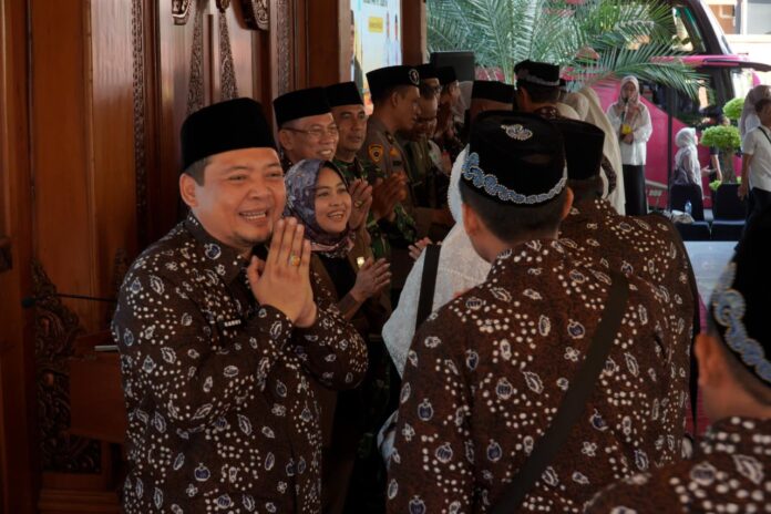 Wakil Wali Kota Mojokerto melepas keberangkatan 224 jemaah haji Kota Mojokerto menuju Tanah Suci di Balai Kota Mojokerto tahun 2026.