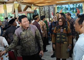 Sebanyak 230 calon kepala desa dari 80 desa di Kabupaten Sidoarjo mengikuti pembekalan jelang Pilkades Serentak 2026 di Pendopo Delta Wibawa, Kamis (7/5/2026), dengan materi antisipasi konflik dan pencegahan politik uang.