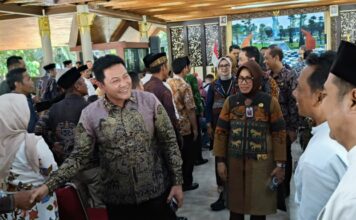 Sebanyak 230 calon kepala desa dari 80 desa di Kabupaten Sidoarjo mengikuti pembekalan jelang Pilkades Serentak 2026 di Pendopo Delta Wibawa, Kamis (7/5/2026), dengan materi antisipasi konflik dan pencegahan politik uang.