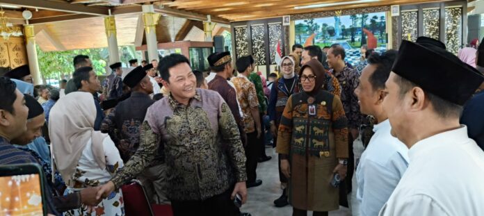 Sebanyak 230 calon kepala desa dari 80 desa di Kabupaten Sidoarjo mengikuti pembekalan jelang Pilkades Serentak 2026 di Pendopo Delta Wibawa, Kamis (7/5/2026), dengan materi antisipasi konflik dan pencegahan politik uang.