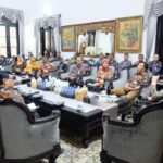 Bupati Sidoarjo Subandi saat audiensi bersama pengelola pasar tradisional membahas kios kosong dan digitalisasi pasar rakyat.