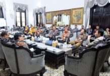 Bupati Sidoarjo Subandi saat audiensi bersama pengelola pasar tradisional membahas kios kosong dan digitalisasi pasar rakyat.